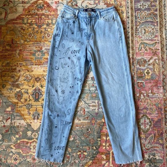 Hollister | Ultra High Rise Medium Wash Doodle Mom Jeans Size 3R - Picture 11 of 13